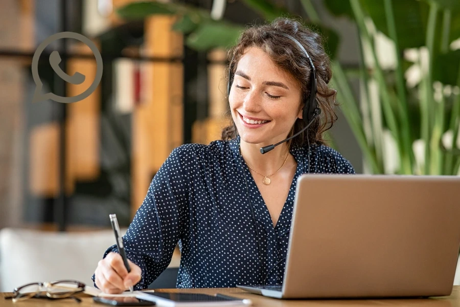 Freundliche Support-Mitarbeiterin mit Headset am Laptop – persönlicher Kundenservice für Küchenstudios bei RMTsoft