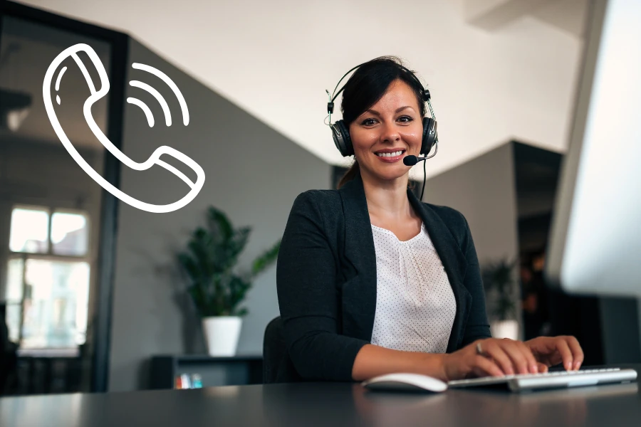 Lächelnde Mitarbeiterin mit Headset am Arbeitsplatz – persönlicher Support und telefonische Beratung zur Warenwirtschaft von RMT Soft für Küchenstudios.